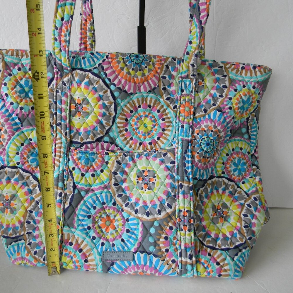 EUC VERA BRADLEY SUNNY MEDALLION LARGE TOTE BAG TRAVEL - Picture 3 of 8